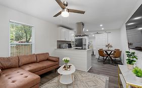 Guests Favorite! Pet Friendly Cottage, Near Down Town